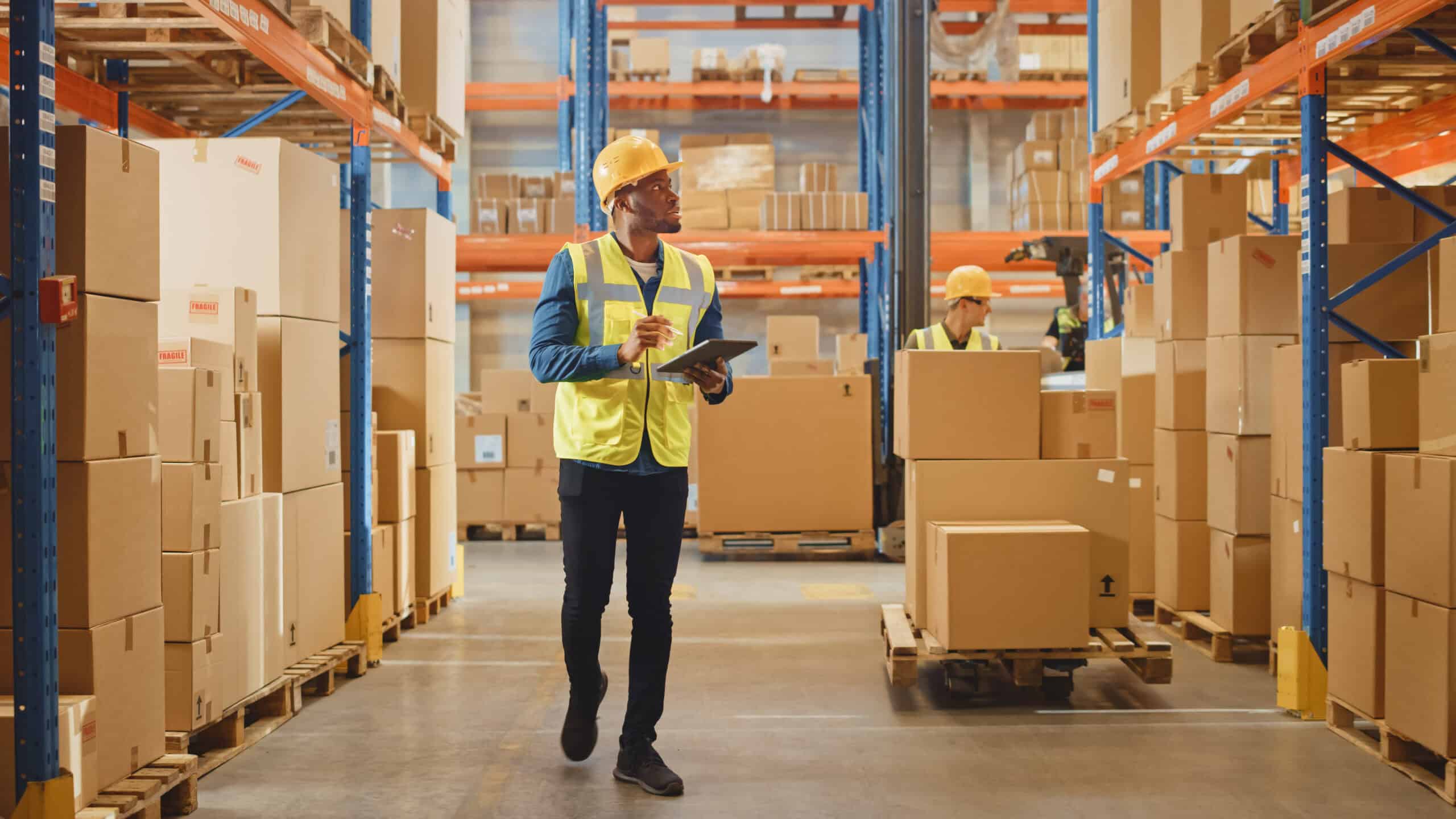 Equipo de logistica y supply chain revisando operaciones